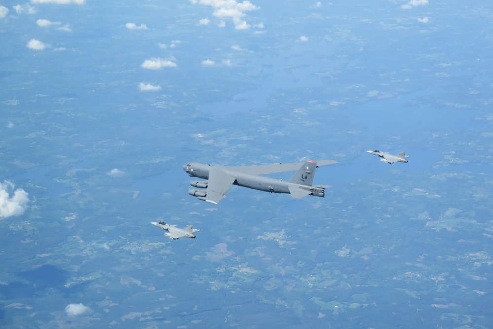 b-52-and-swe-fighters-3-xVptR2